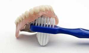 Процесс чистки зубных протезов